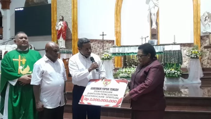 Penjabat Gubernur Papua Tengah, Ribka Haluk saat menyerahkan bantuan untuk Pesparani I Papua Tengah di Gereja KSK Meriam, Minggu (8/10/2023 (Ceposonline.com/Theresia)