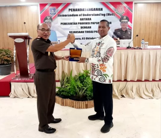 Pj Gubernur Papua Selatan Dr. Ir Apolo Safanpo, ST, MT dan Kajati Papua Witono, SH, M. Hum saat menunjukkan Momerandum of Understanding (MoU) yang telah ditandatangani kedua belah pihak, di Jayapura, Papua, Selasa (3/10/2023). foto: humas for Ceposonline.com