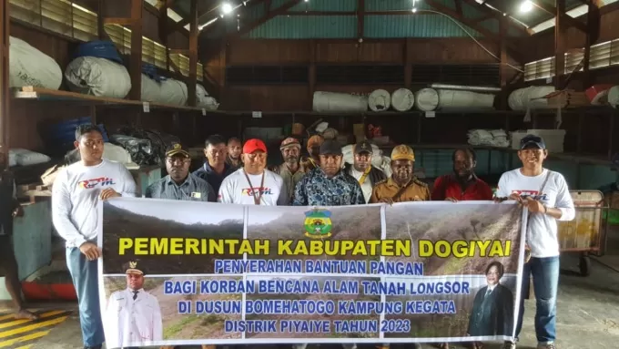 Pj. Bupati Kabupaten Dogiyai Drs. Petrus Agapa, M.Si (batik tengah depan) saat menyerahkan bantuan  pangan bagi korban bencana alam di dusun Bomehatogo yang berlansung di Gudang AMA Nabire. ( Foto, Doc. Pemda Dogiyai).