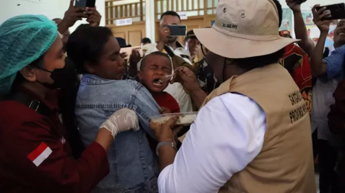 Penjabat Gubernur Papua Tengah, Ribka Haluk saat menyiap seorang Balita di sela-sela launching Aksi Gerak Vepat (Gercep) Tangani Stunting, Jumat (6/10/2023). (Ceposonline.com/Theresia)