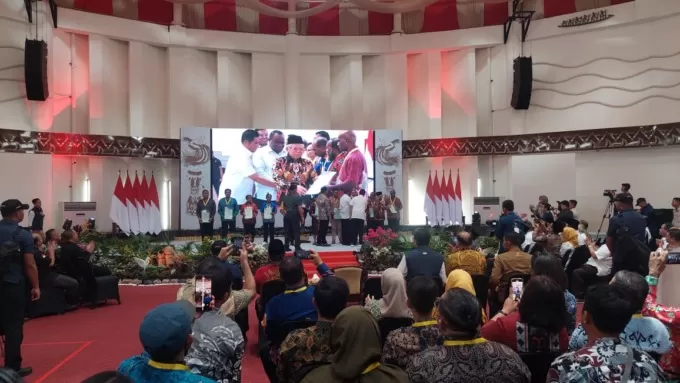 Wapres pada acara pembagian 102 sertifikat tanah kepada rakyat di PYCH, Rabu (11/10). foto: ceposonline.com/ELFIRA