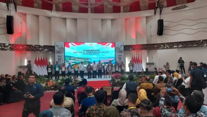  Wapres pada acara pembagian 102 sertifikat tanah kepada rakyat di PYCH, Rabu (11/10). foto: ceposonline.com/ELFIRA