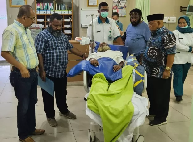 Kondisi mantan gubernur Papua Lukas Enembe saat dilarikan ke RSPAD, Jakarta, Senin (23/10/1/2023).(Ceposonline.com/Tim Pengacara)