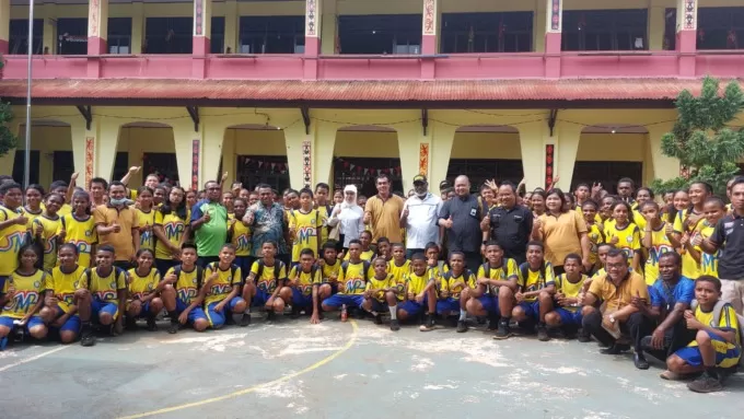 Ketua DPRD Kota Jayapura, Abisai Rollo didampingi Wakil Ketua Komisi B DPRD Kota Jayapura, Yuli Rahman, Anggota Komisi C DPRD Kota Jayapura, Marten Bosawer melakukan kunjungan kesejumlah sekolah di Distrik Jayapura Utara, Jumat (27/10/2023). (HANS PALEN/Ceposonline.com)