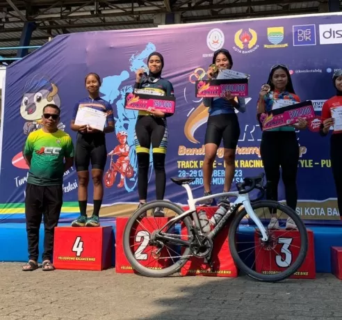 Atlet Balap Sepeda JCC Kota Jayapura Nabila Putri Ramadany menerima medali juara 1 cabor Balap Sepeda pada ajang Pekan Olahraga Tunggal Event ( Portue) Bandung Championship 2023,  Minggu 29 Oktober 2023. Foto: JCC for Cepos