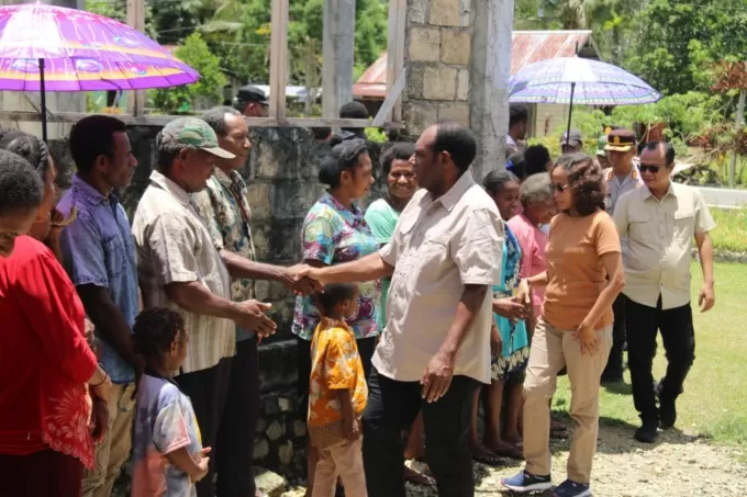 Bupati Keerom Piter Gusbager didampingi Ketua PKK,  Sekda, Kapolres Keerom, Perwakilan DPRD beserta jajaran saat menyapa masyarakat di Kampung Dubu Distrik Web, Minggu (8/10/2023) (MUSTSKIM ALI/Ceposonline.com)