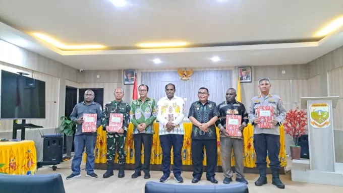 Bupati Keerom, Piter Gusbager didampingi Wakil Bupati, Wahfir Kosasih saat pose bersama KPU,  Bawaslu dan TNI-Polri usai penandatanganan NPHD di ruang rapat Bupati di Arso, Kamis (12/10/2023). (MUSTAKIM ALI/Ceposonline.com) 