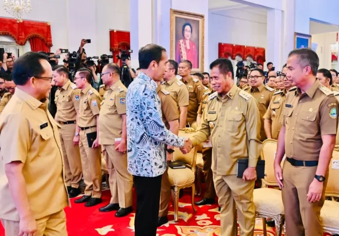 Presiden Joko Widodo (Jokowi) saat berjabat tangan dengan Pj Gubernur Papua, Ridwan Rumasuk,un di sela-sela pertemuan penjabat kepala daerah se-Indonesia di Jakarta, Senin (30/10/2023).