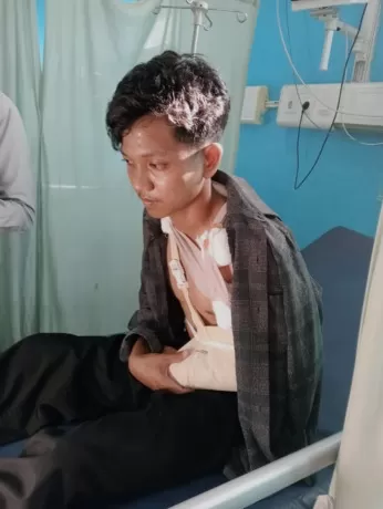 Pesilat dari Kabupaten Merauke, Bowo Prio Handono (20) yang mengalami cidera saat berhadap dengan pesilat dari Kabupaten Mappi di GOR Hiad Say Merauke, Kamis (2/11/2023). (Istimewa)