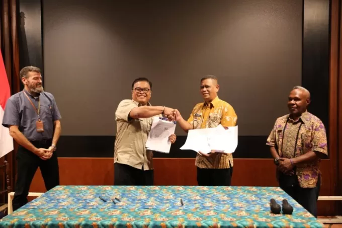 Kepala Dinas Kesehatan Kabupaten Mimika, Reynold Ubra bersama Vice President Government Relations, Johny Lingga usai tandatangan MoU Kerjasama Operasional RS Waa Banti. Kamis (2/11) di Rimba Papua Hotel. Foto: PTFI for Cepos