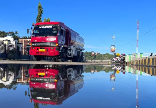 Tampak salah satu mobil tangki saat melintas tepat di depan Kantor Gubernur Papua, Kota Jayapura, Selasa (31/10). (Ceposonline.com / Erianto)