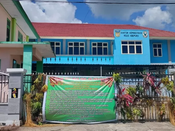 Tampak Sampai Selasa Pagi, Pintu Masuk RSUD Abepura Masih Tertutup Palang. foto: Ceposonline.com/KAREL.