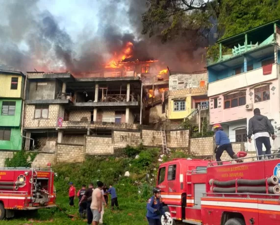 Upaya pemadaman yang dilakukan tim Damkar bersama warga di lokasi Batu Putih, Kelurahan Numbay, Jayapura, Rabu (1/11) pagi. (foto: Veronita For Cepos) 