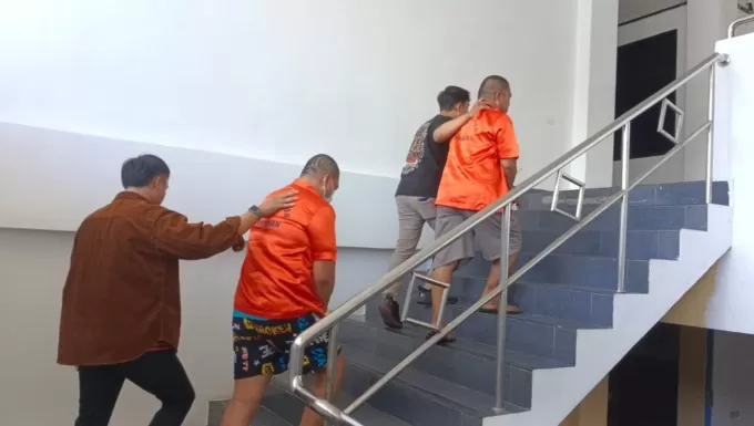 (Gamel Cepos)  Dua tersangka pengguna narkoba berinsial SM dan JS saat dibawa ke ruang penyidikan Dit Narkoba Polda Papua, Jumat (3/11).