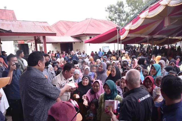 Wakil Ketua DPR RI Rachmat Gobel dalam kegiatan bakti sosial di masa reses DPR RI di Provinsi Gorontalo, Minggu (25/12/2022). Foto: Azka/Man/DPR.go.id