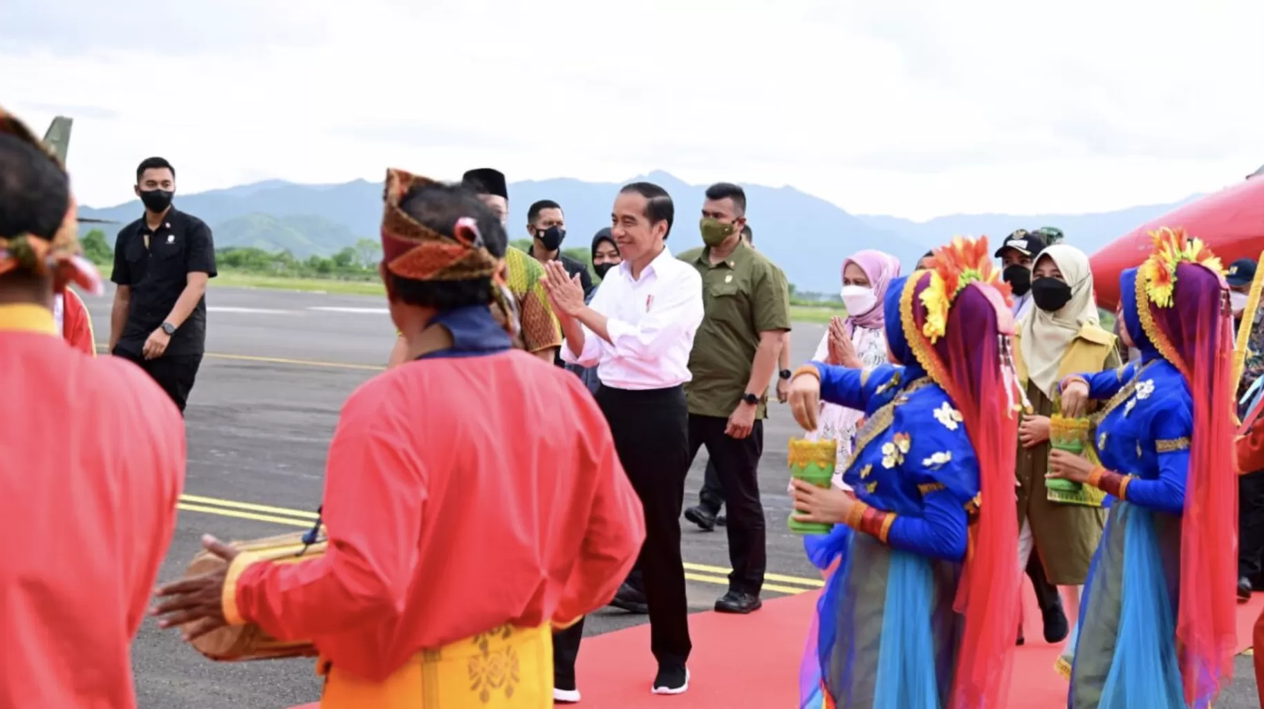 Presiden Joko Widodo dan Ibu Iriana Joko Widodo tiba di Bandar Udara Sultan Muhammad Salahuddin, Kabupaten Bima, Provinsi Nusa Tenggara Barat (NTB), pada Rabu, 28 Desember 2022. Foto: BPMI Setpres/Muchlis Jr