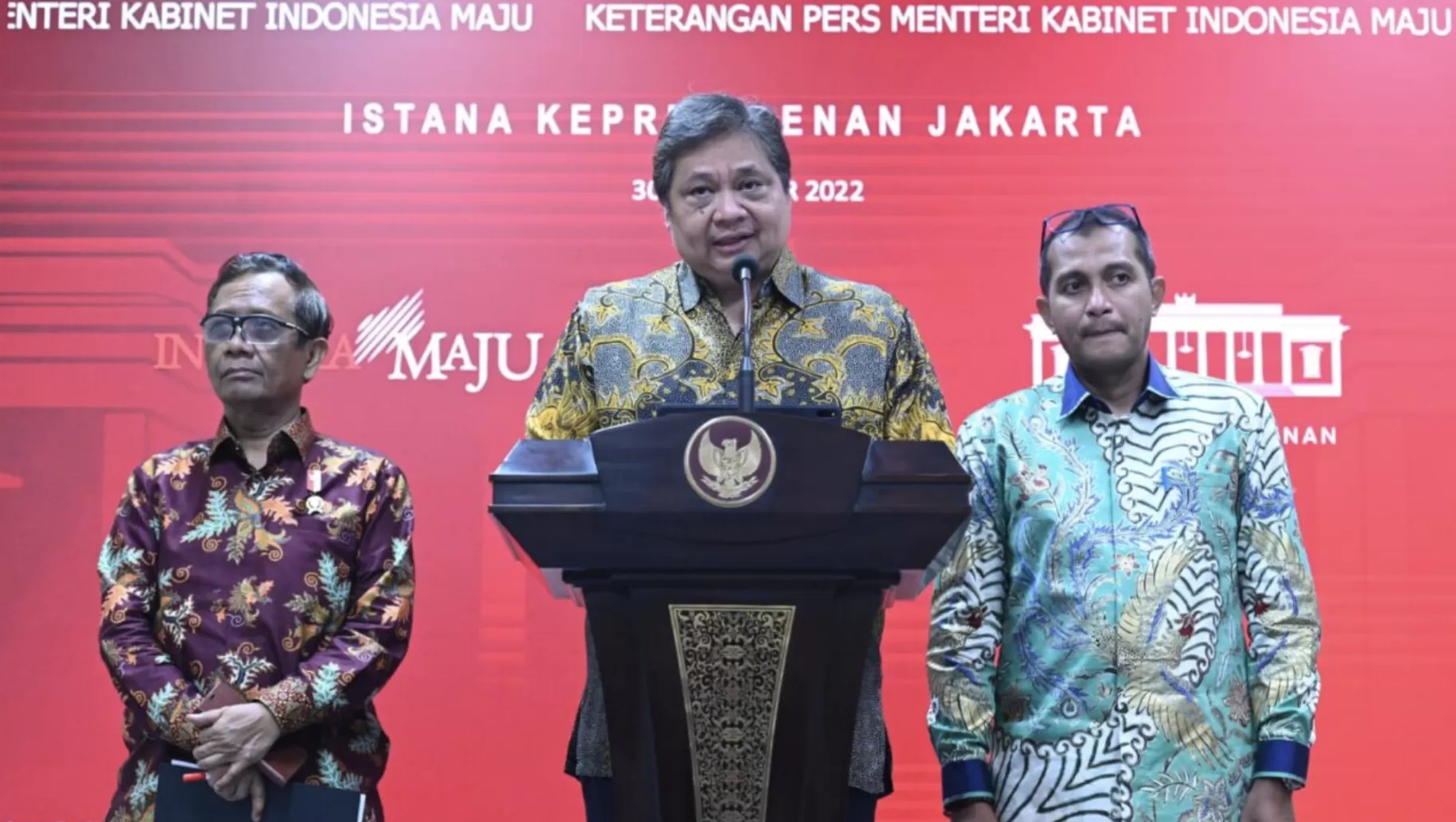 Menko Perekonomian Airlangga Hartarto, Menkopolhukam Mahfud Md., dan Wamen Hukum dan HAM Edward Omar Sharif Hiariej menyampaikan keterangan pers tentang penerbitan Perppu Nomor 2 Tahun 2022 tentang Cipta Kerja di Kantor Presiden, Jakarta, Jumat, 30 Desember 2022. Foto: BPMI Setpres/Kris