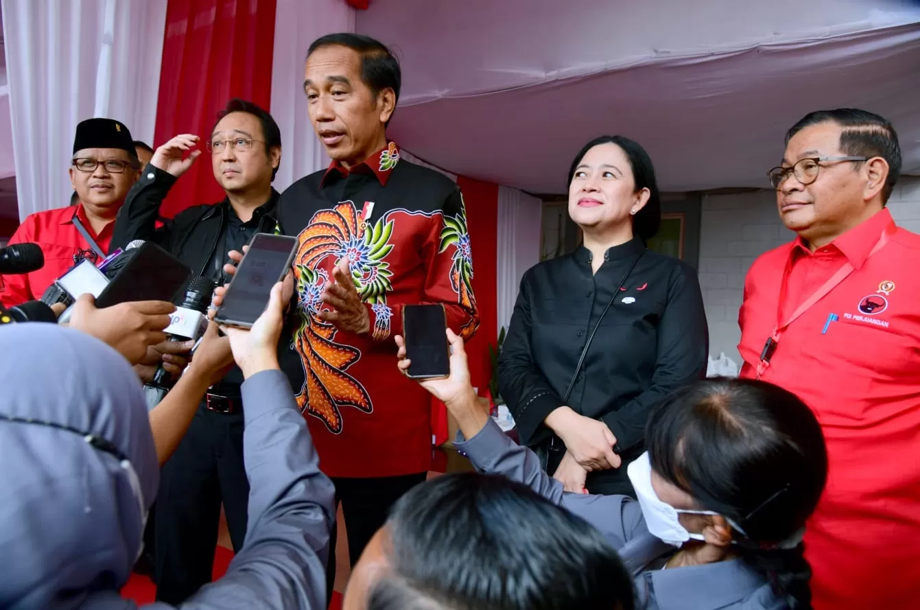 Presiden Jokowi didampingi Sekretaris Kabinet Pramono Anung memberikan keterangan pers usai menghadiri Peringatan HUT ke-50 PDI Perjuangan di JIExpo Kemayoran, Jakarta, Selasa (10/1/2023). foto: setpres