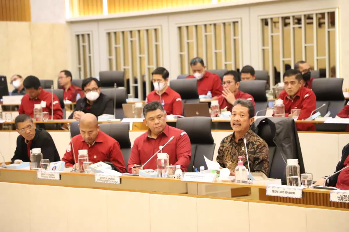 Menteri Kelautan dan Perikanan Sakti Wahyu Trenggono menyampaikan kinerja positif kementeriannya sepanjang tahun 2022 ke anggota Komisi IV DPR dalam Rapat Kerja di Gedung DPR, Jakarta, Selasa (17/1/2023). foto: ist