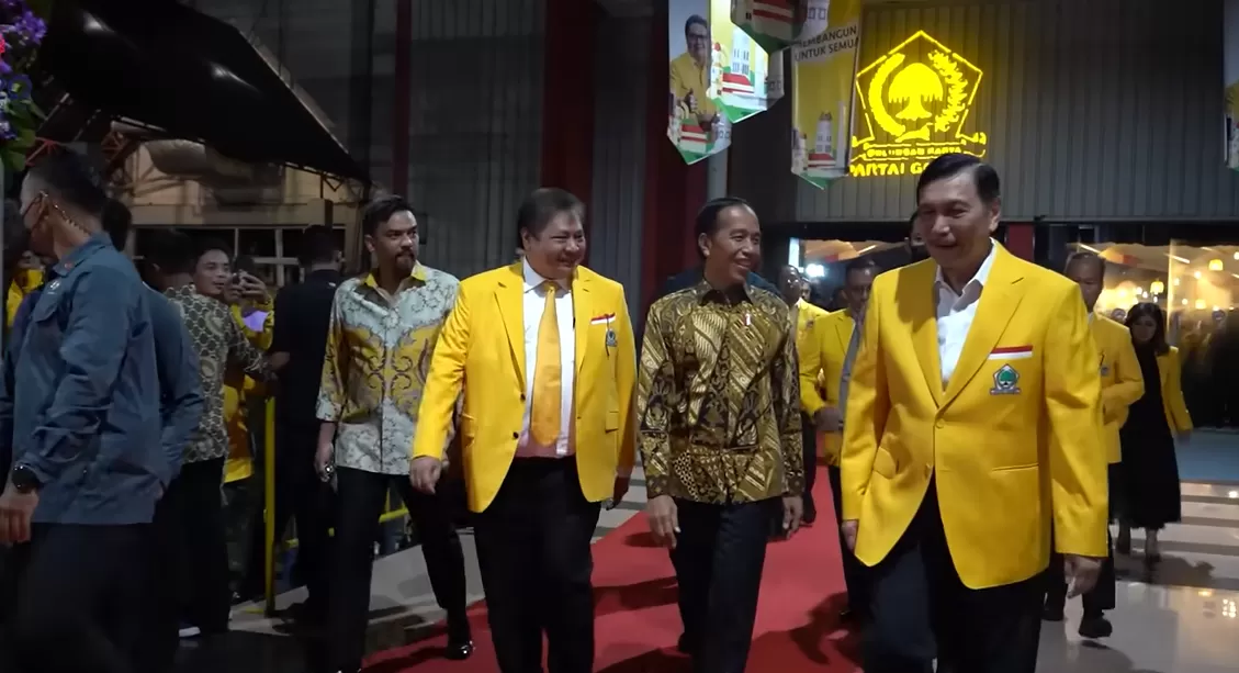 Ketum Partai Golkar Airlangga Hartarto mendampingi Presiden Joko Widodo dalam HUT ke-58 Partai Golkar 21 Oktober 2022. Foto: Setkab