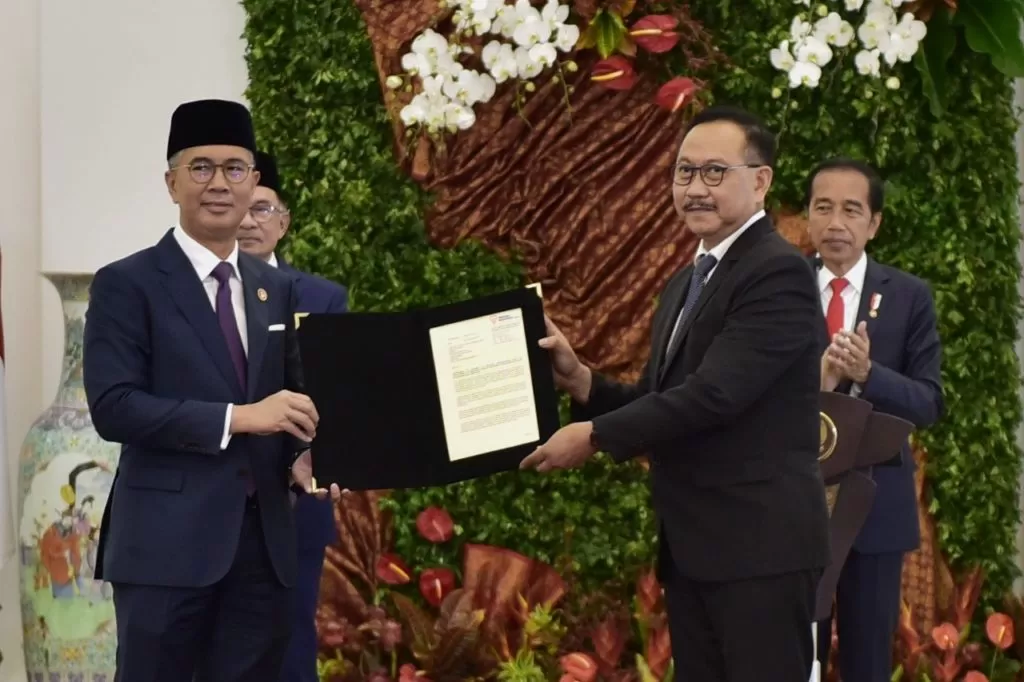 Presiden Jokowi dan PM Anwar Ibrahim menyaksikan serah terima LoI keterlibatan dalam pembangunan IKN, Senin (9/1/2023), di Istana Kepresidenan Bogor, Jabar. foto: setkab