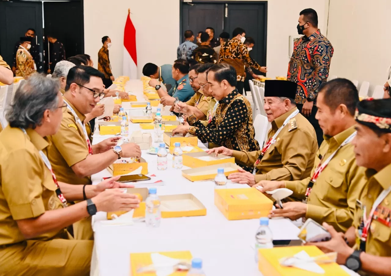 Presiden Jokowi makan siang bersama Kepala Daerah dan Forkopimda Se-Indonesia di SICC, Bogor, Jawa Barat. Foto: Setkab