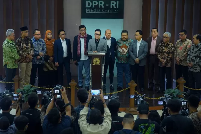Ketua Komisi II DPR RI Ahmad Doli Kurnia Tandjung bersama Delapan fraksi di DPR RI saat menggelar Konferensi Pers di Gedung Nusantara III, Senayan, Jakarta/Runi-DPR