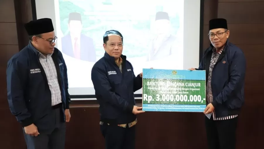 Dirjen Bimas Islam Kamaruddin Amin serahkan bantuan untuk penyintas gempa Cianjur. foto: ist