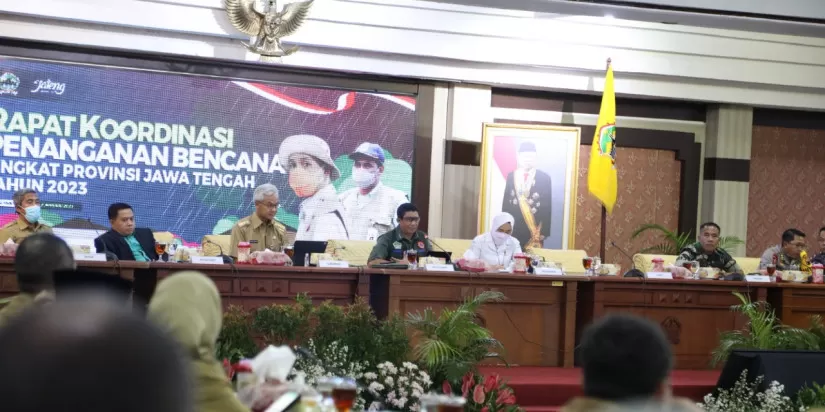 Kepala BNPB,  Letjen TNI Suharyanto memberikan arahan penanganan darurat banjir dalam Rapat Koordinasi Penanganan Bencana Banjir Provinsi Jawa Tengah di Gedung Gradhika Bakti Praja, Semarang,  Selasa (2/1/2023). foto: bnpb 