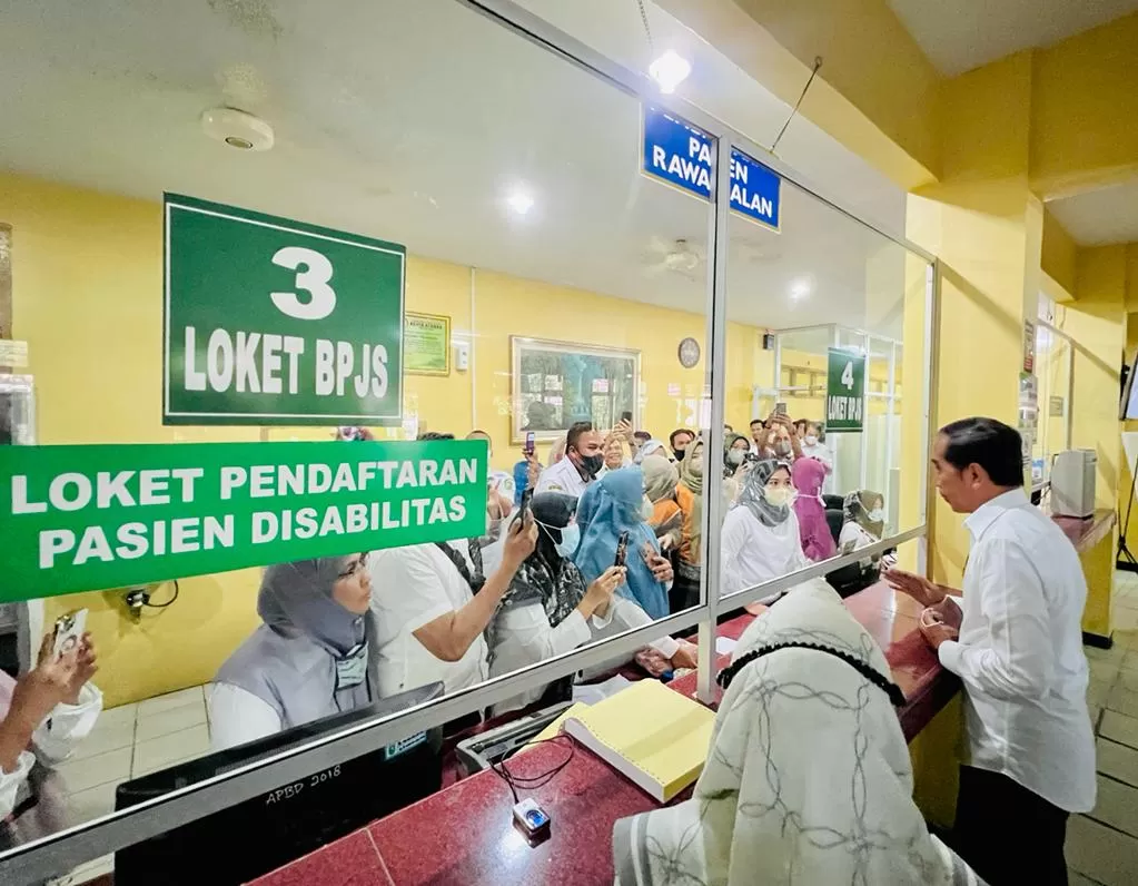 Presiden Jokowi meninjau RSUD Arifin Achmad, di Pekanbaru, Riau, Rabu (04/01/2023). foto:  setpres