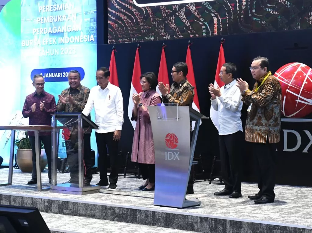 Presiden Jokowi didampingi Menkeu Sri Mulyani dan Ketua DK OJK Mahendra Siregar beserta sejumlah pejabat lainnya saat meresmikan Pembukaan Perdagangan BEI, Senin (2/1/2023), di Jakarta. foto: setpres