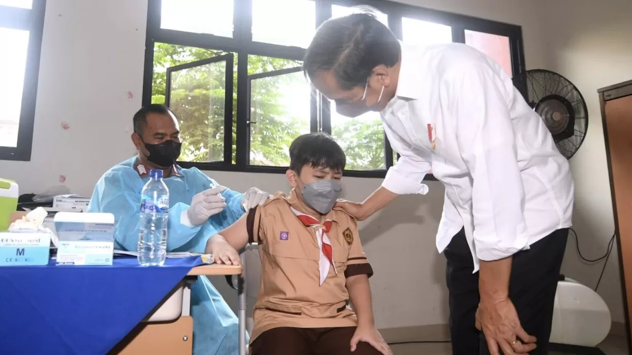 Presiden Joko Widodo meninjau langsung vaksinasi Covid-19 bagi anak-anak usia 6-11 tahun yang digelar di Kompleks SDN Cideng, Gambir, Jakarta Pusat, Rabu (15/12/2021)./Dok Kominfo/BPMI