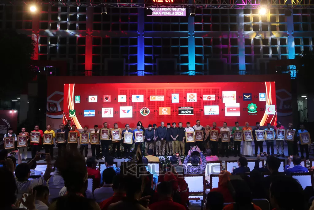 Perwakilan parpol peserta Pemilu 2024, berfoto bersama, seusai Rapat Pleno Terbuka Pengundian dan Penetapan Nomor Urut Parpol Peserta Pemilu 2024, di Kantor KPU, Jakarta, Rabu (14/12/2022) lalu. Foto: Humas KPU
