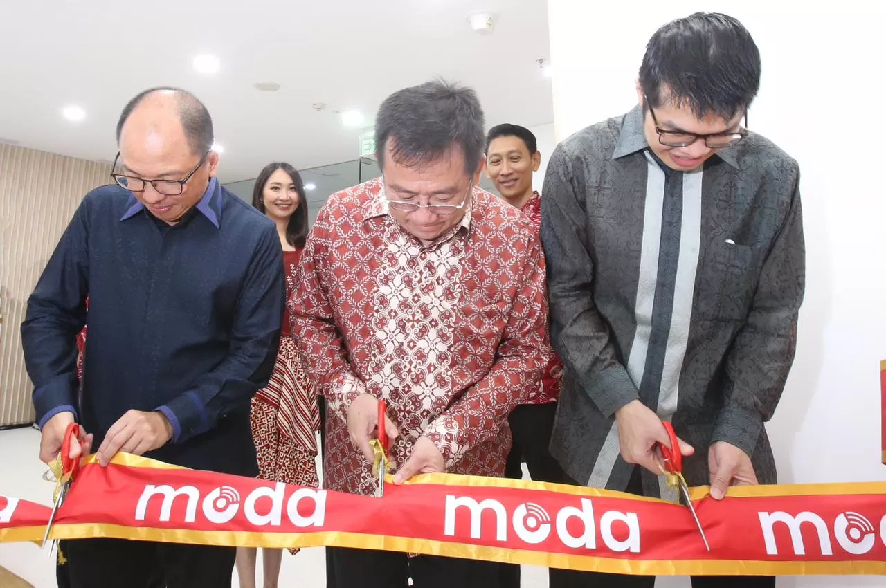 Presiden Direktur PT Astra International Tbk Djony Bunarto Tjondro (tengah), Presiden Direktur PT Arya Kharisma Gidion Hasan (kanan) dan Chief Executive Officer of Asia Region Toyota Motor Corporation Hao Quoc Tien (kiri) melakukan pemotongan pita pada acara peluncuran MODA hari ini (2/2)/MDI