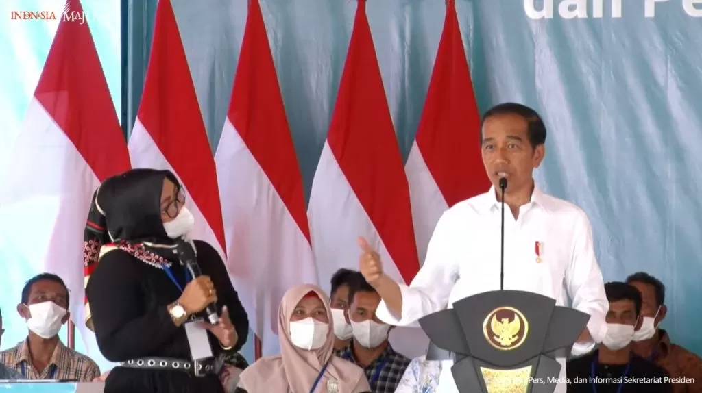 Presiden Jokowi menyerahkan KUR 2023 dan Peluncuran Kartu Tani Digital, Jumat (10/2/2023), di Halaman PT. Pupuk Iskandar Muda, Kabupaten Aceh Utara. foto: ist