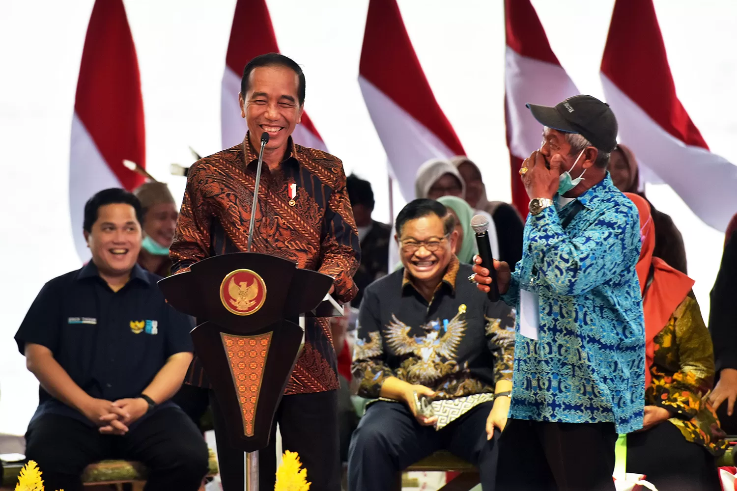 Presiden Jokowi berdialog dengan Saifudin, penerima SK Hutan Sosial, di Balikpapan, Kaltim, Rabu (22/2/2023). Foto: Setkab