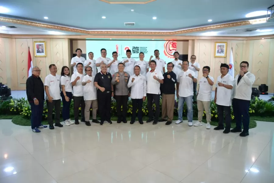 Menpora Zainudin Amali dan jajaran Presidium Nasional Suporter Sepakbola berfoto bersama, di Jakarta, Rabu (22/2/2023). Foto: PSSI