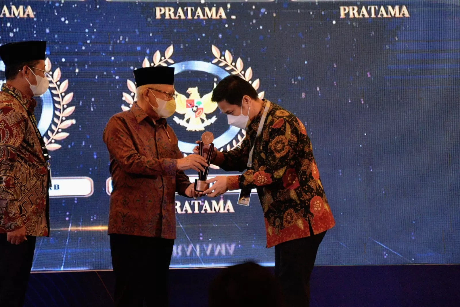 Wapres Maruf Amin menyerahkan Piala KPPU Award 2023 kepada Kepala Deputi Bidang Koordinasi Perniagaan dan Industri Kemenko Perekonomian Ali Murtopo Simbolon. Foto: Kemenko Perekonomian