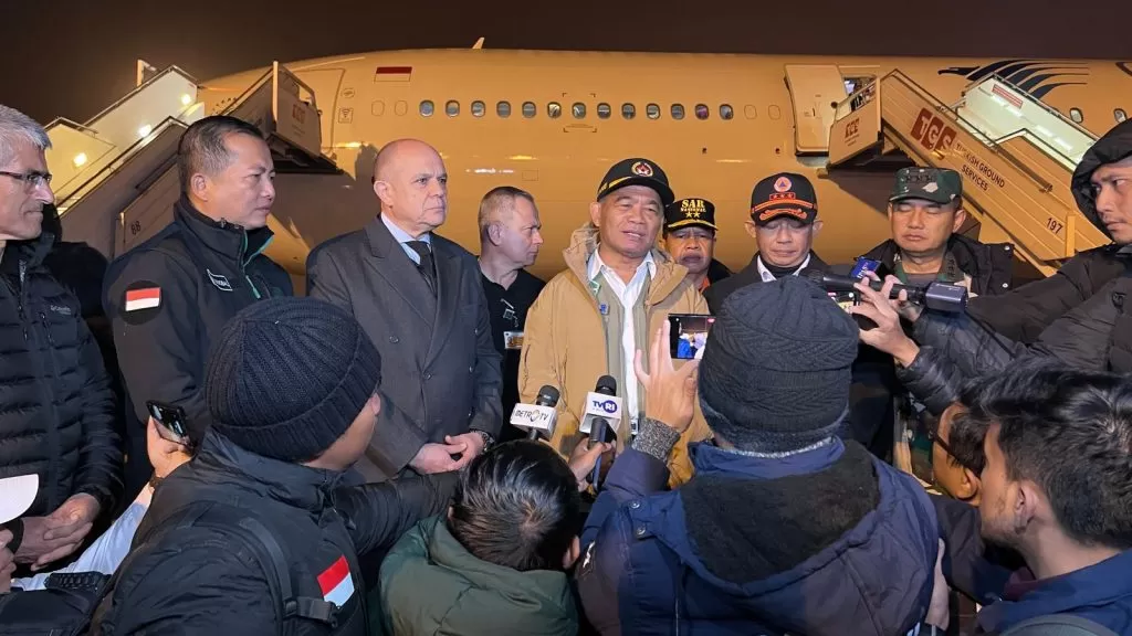 Menko PMK Muhadjir Effendy yang membawa bantuan kemanusian untuk korban gempa di Turki memberikan keterangan pers di Bandara Adana Şakirpaşa, Turki, Rabu (22/2/2023). foto: ist 
