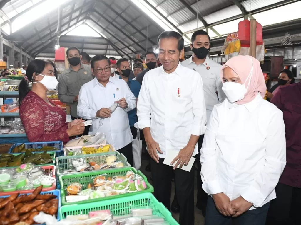 Presiden Jokowi mengecek harga pangan di Pasar Baturiti di Tabanan, Bali, Kamis (02/02/2023). foto: ist