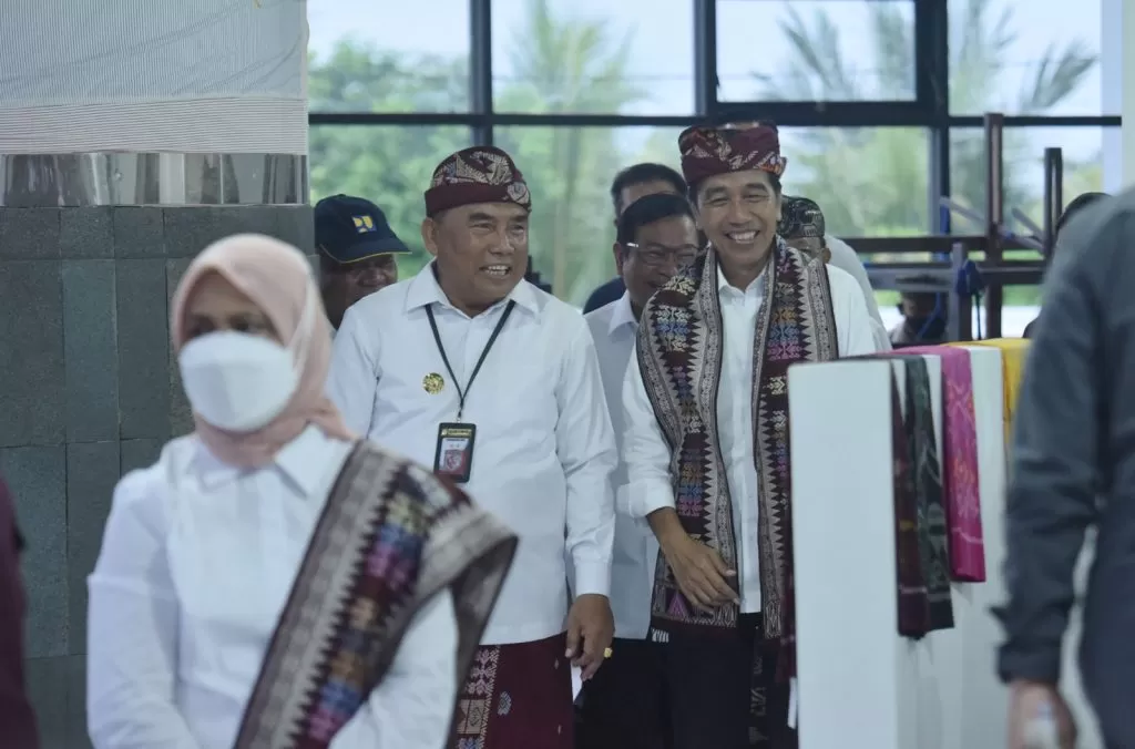 Presiden Jokowi meninjau Sentra Tenun Jembrana, di Kabupaten Jembrana, Kamis (2/2/2023). foto: ist