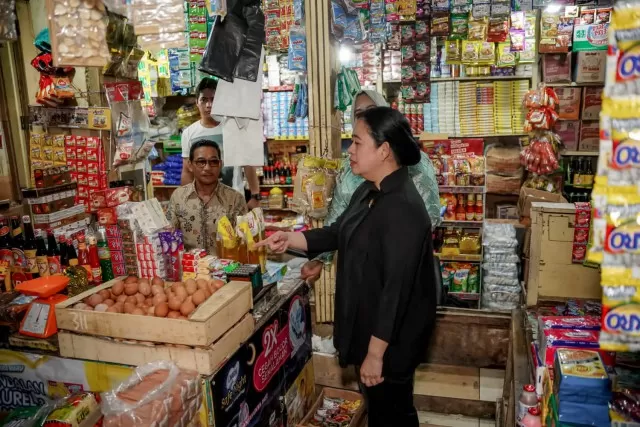 Ketua DPR RI Puan Maharani meninjau potensi lonjakan harga jelang puasa, di Pasar Indralaya, Kabupaten Ogan Hilir, Sumsel, Sabtu (4/3/2023). Foto: DPR RI