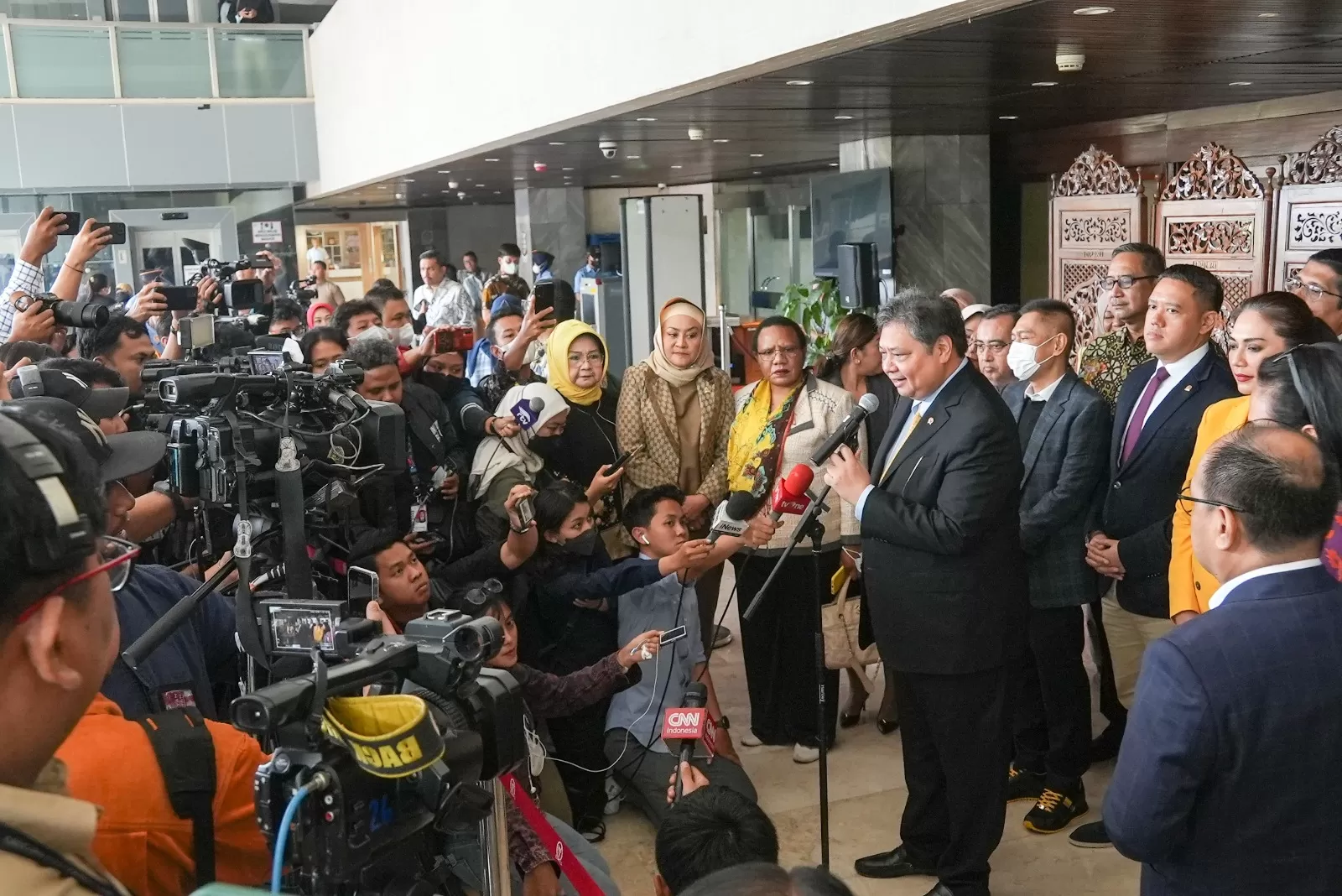 Menko Perekonomian Airlangga Hartarto melayani doorstep oleh wartawan seusai Rapat Paripurna Pengesahan Perppu Cipta Kerja Menjadi Undang Undang