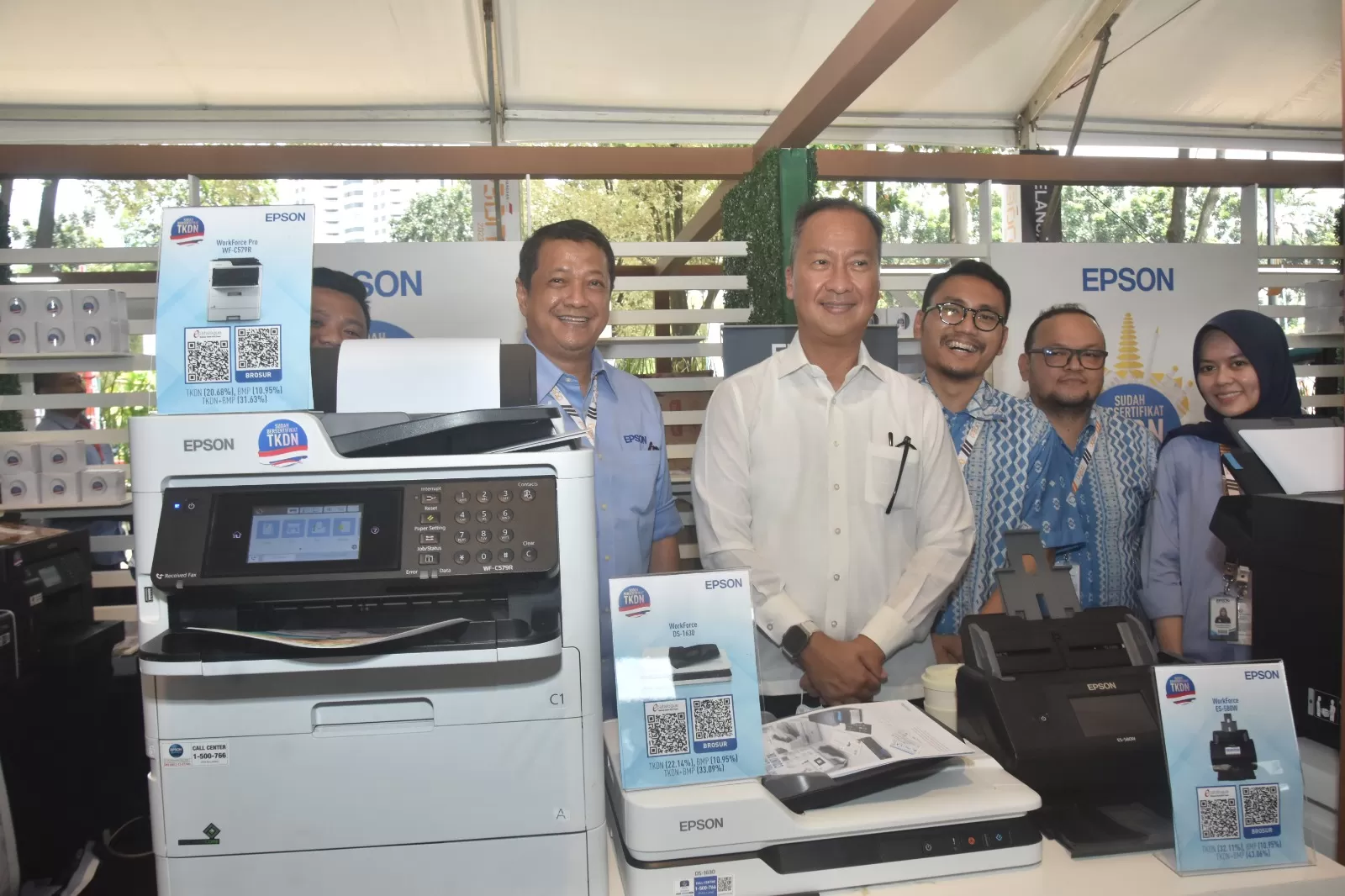 Menperin Agus Gumiwang Kartasasmita meninjau pelaksanaan Business Matching Belanja PDN 2023 di Istora Gelora Bung Karno, Jakarta, Kamis (16/3/2023). Hari pertama pelaksanaan mencatatkan transaksi sebesar Rp36,18 triliun. foto: ist