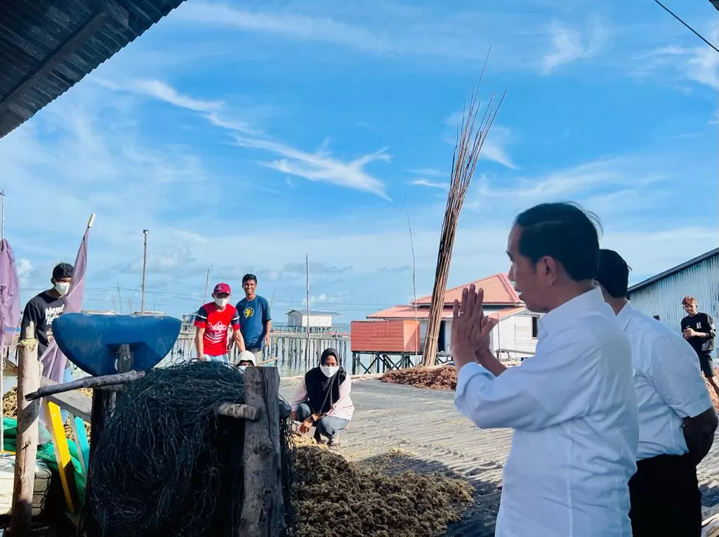 Presiden Jokowi mendengar curhatan para nelayan saat berkunjung ke Kampung Nelayan Tanjung Pasir, Tarakan, Kaltara, Selasa (28/2/2023). 