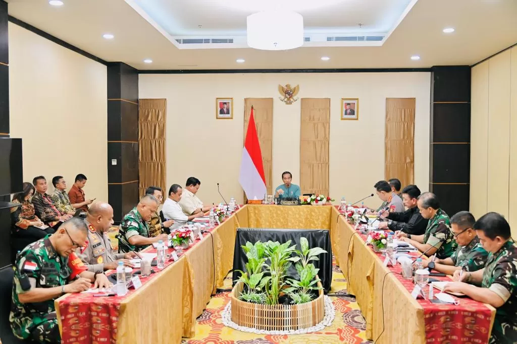 Presiden Jokowi memimpin ratas di Jayapura, Papua, Senin (20/3/2023). Presiden meminta TNI/Polri untuk mengawal pembangunan di wilayah Papua. foto: ist