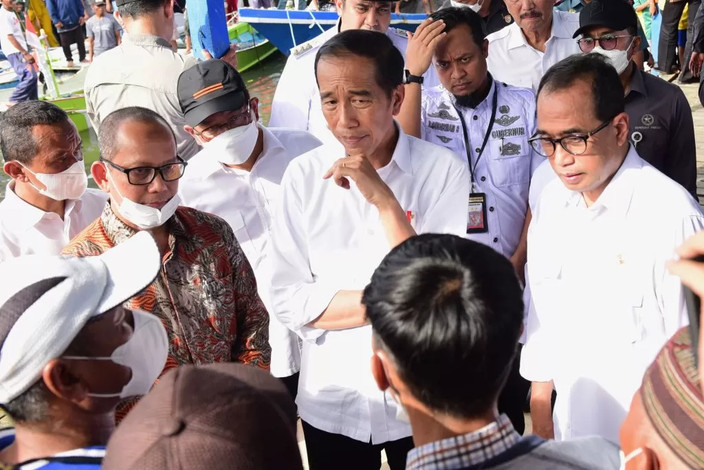 Presiden Jokowi didampingi sejumlah pejabat berdialog dengan nelayan di Desa Pajukukang, Maros, Sulsel, Rabu (29/3/2023).  foto: ist