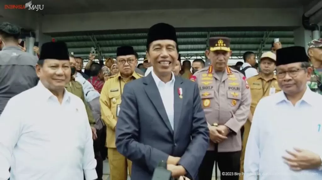 Presiden Jokowi mengatakan harga komoditas pangan menjelang Ramadan di Pasar Rakyat Tabalong, Kalimantan Selatan, relatif stabil, kepada wartawan, Jumat (17/3/2023). foto: ist