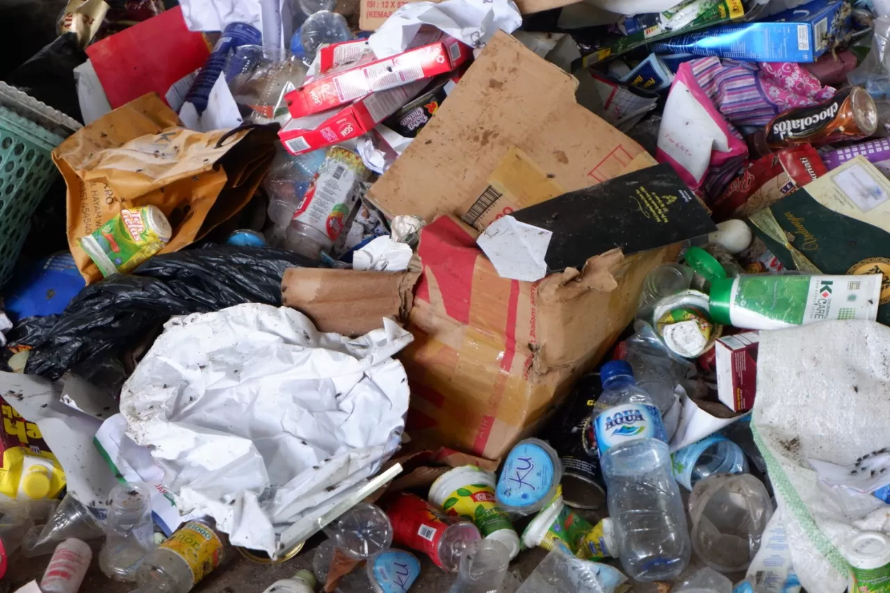 Dari total 68,5 juta ton sampah nasional pada Tahun 2022, tercatat komposisi sampah yang paling dominan adalah sisa makanan, plastik, dan kertas. foto: ist   