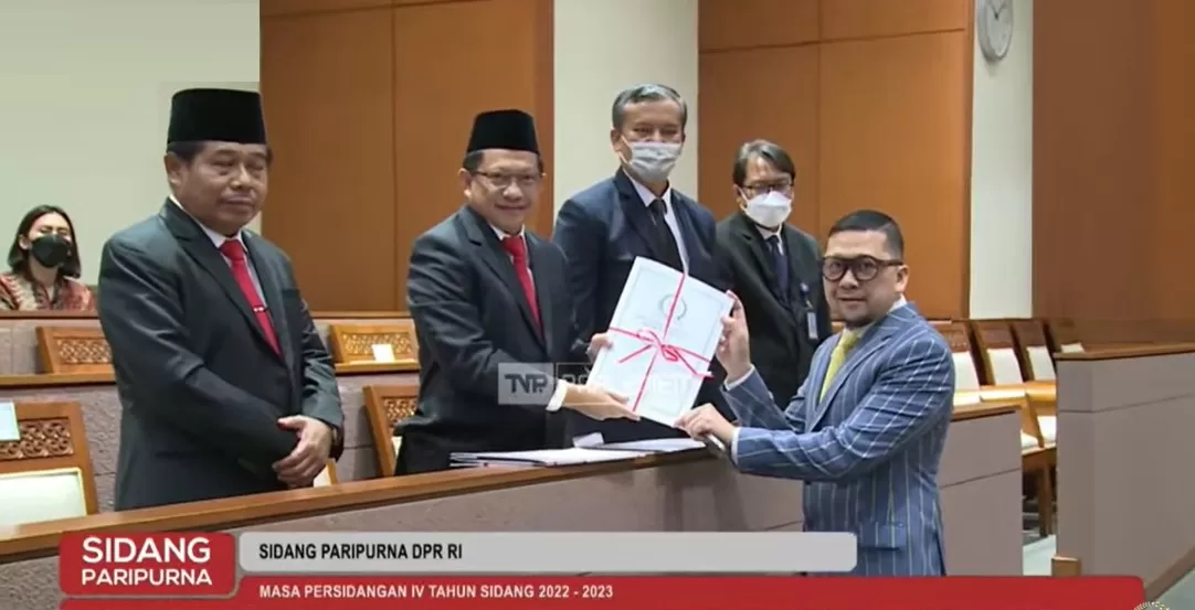 Ketua Komisi II DPR RI Ahmad Doli Kurnia, berfoto bersama Menteri Dalam Negeri Tito Karnavian, setelah menyerahkan RUU Perppu Pemilu yang sudah disahkan menjadi UU, di Gedung DPR RI, Jakarta, Selasa (4/4/2023). Foto: Tangkap Layar Sidang dari Youtube DPR RI